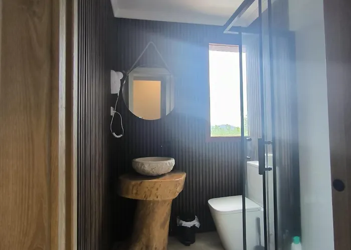 Con Hermosas Vistas A *