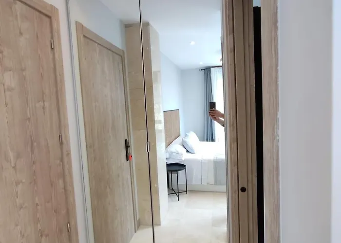 Con Hermosas Vistas A *